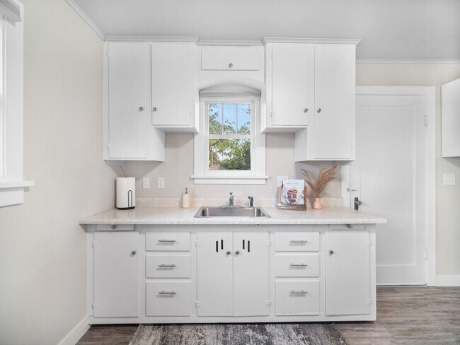Building Photo - Millwood 2 bedroom condo