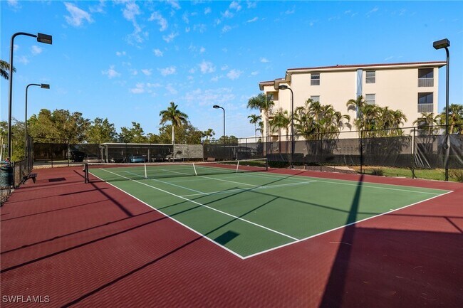 Foto del edificio - 4015 Palm Tree Blvd