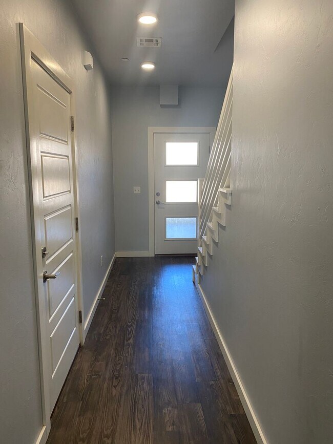 Building Photo - 1/2 off 1st month 3 bedroom, 2.5 bathroom,...