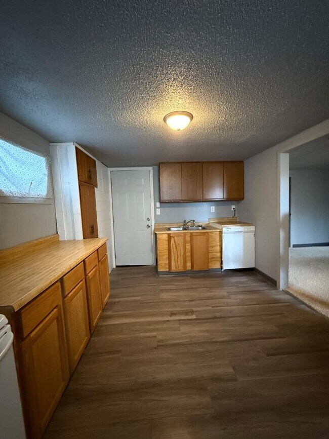 Foto del edificio - 718 Box Elder Rd W