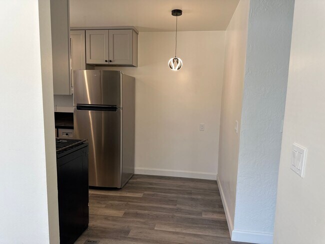 Foto del edificio - Completely remodeled 2 bedroom gem with 1 car garage Near the VA Hospital