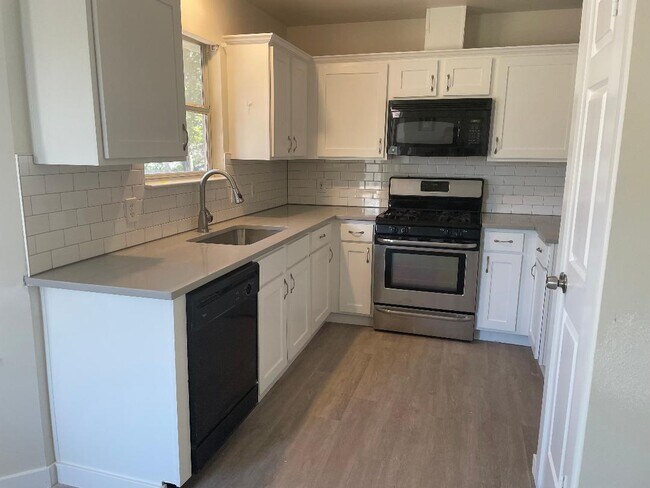 kitchen - 215 Crystal Knoll Blvd