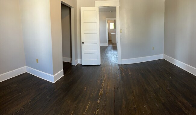 Building Photo - 220 Walnut Place