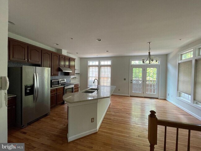Foto del edificio - 8141 Skelton Cir