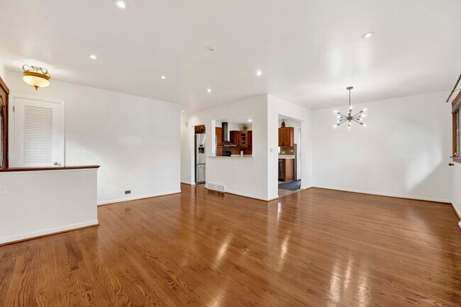 Foto del edificio - 9410 Lawler Ave