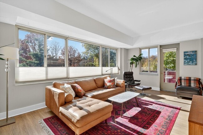 Sala de estar - 4000 Tunlaw Rd NW