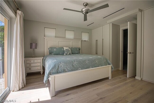 Foto del edificio - 570 102nd Ave N