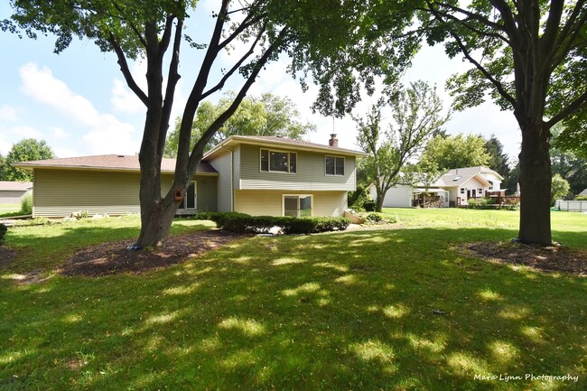 Building Photo - 106 W Kendall Dr