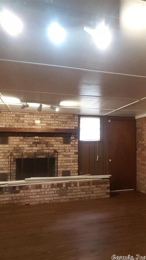 Building Photo - 104 Greencrest Dr