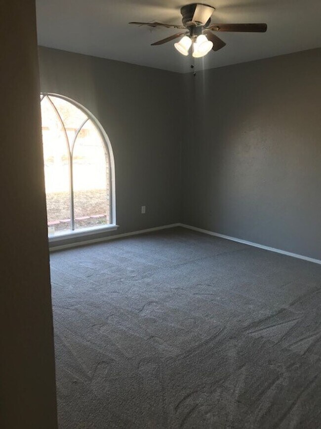 Building Photo - Newly Updated - Granite Counters - 4 Bd/3 Ba - Spacious