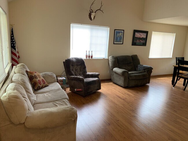 Building Photo - Beautiful 4 Bedroom 2.5 Bathroom Home