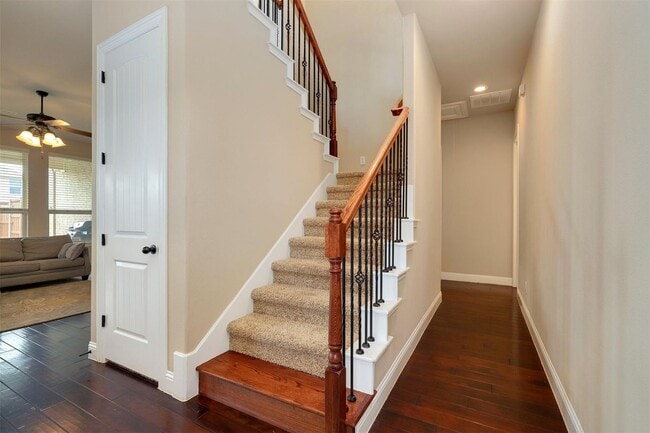 Building Photo - This beautiful 4bed, 3.1 bath home is very open and located in a beautiful neighborhood.