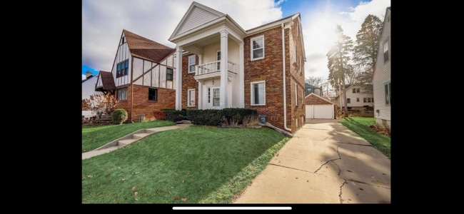 Building Photo - 825 S Shore Dr