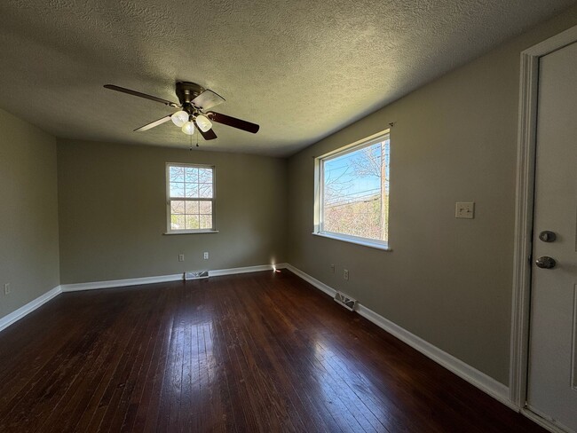 Foto del edificio - Cozy 2 Bedroom 1 Bathroom Home Nestled in ...