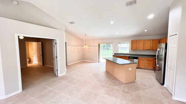 Foto del edificio - Available now! Beautiful 3 Bd/2 Ba Home with a spare room!