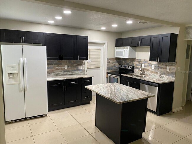 Building Photo - 2605 Pembrook Dr