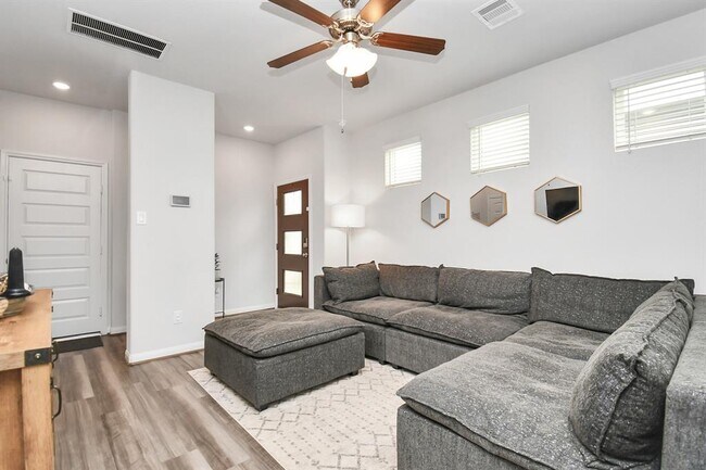 Building Photo - 5435 Cuerta St
