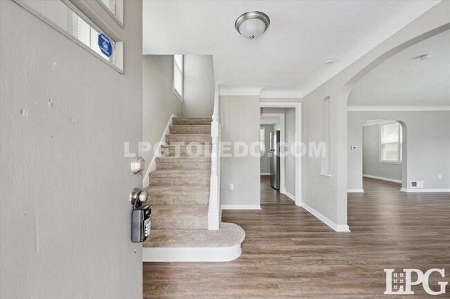 Building Photo - 928 W Gramercy Ave