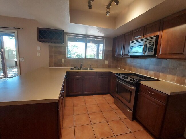 Building Photo - 2604 Inverrary Dr