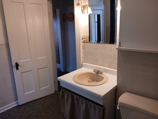 Building Photo - 721 W Main St