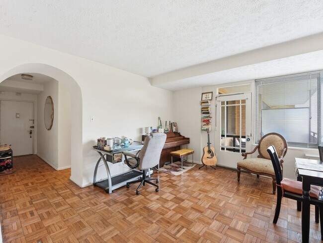 Building Photo - Oversized One-Bedroom Condo in a Prime Van Ness Location!