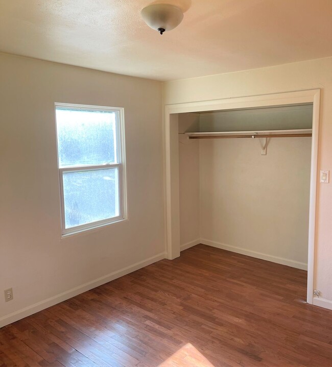 Building Photo - Charming 3 Bed 1 Bath On a Large Lot with ...