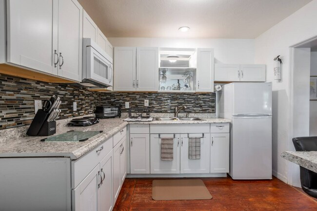 Photo - 3120 Peel Ave Apartment