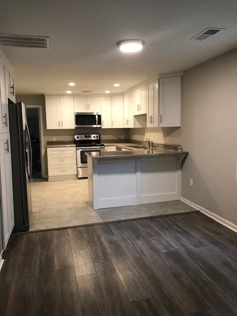 Building Photo - Newly Renovated 2 bed 1 bath for rent