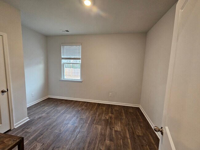 Foto del edificio - 141 Ivory Shadow Rd