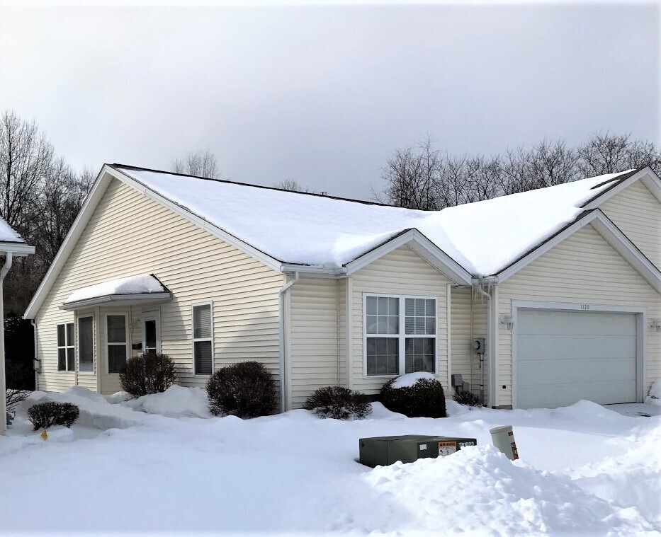 Primary Photo - 1120 Chaucer Cir