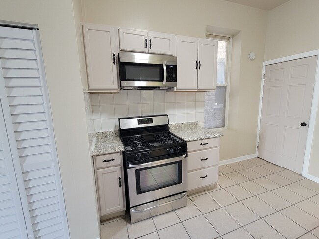Building Photo - 1107 N Hermitage Ave