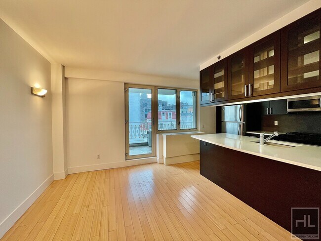 Building Photo - Gorgeous 2 bed, 2 bath duplex with 3 priva...