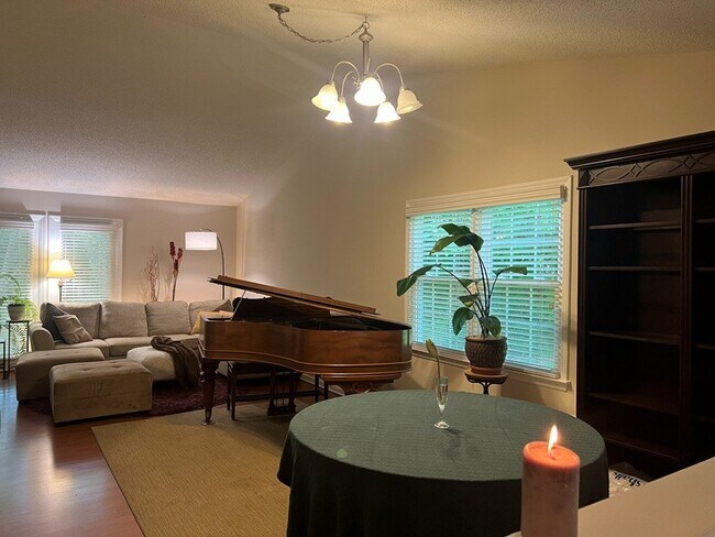 Foto del edificio - 2718 Cottage Cir