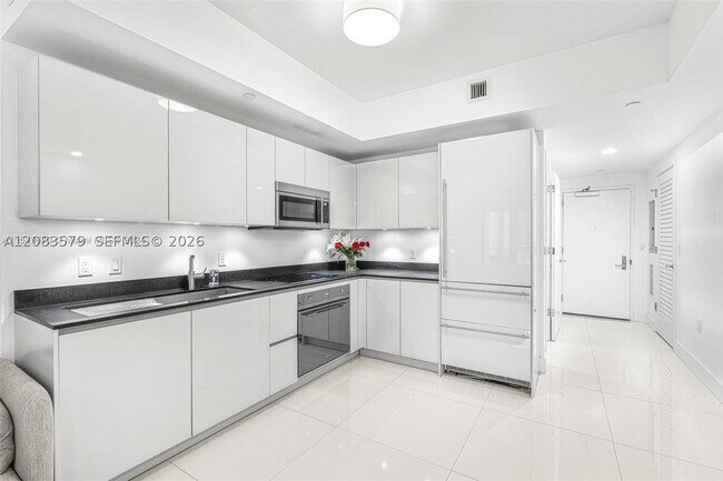 Building Photo - 1010 Brickell Ave