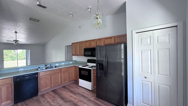 Foto del edificio - Cute 3/2 House with New Floors and Fresh P...