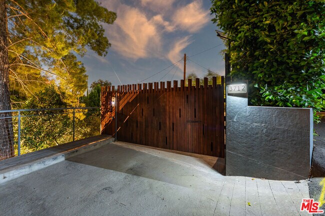 Foto del edificio - 3712 Broadlawn Dr