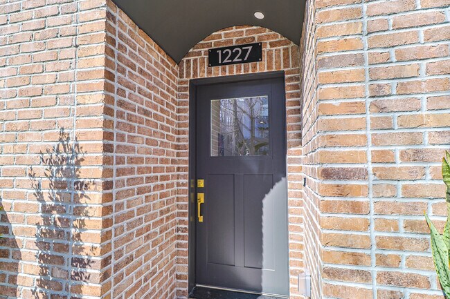 Foto del edificio - 1227 N June St
