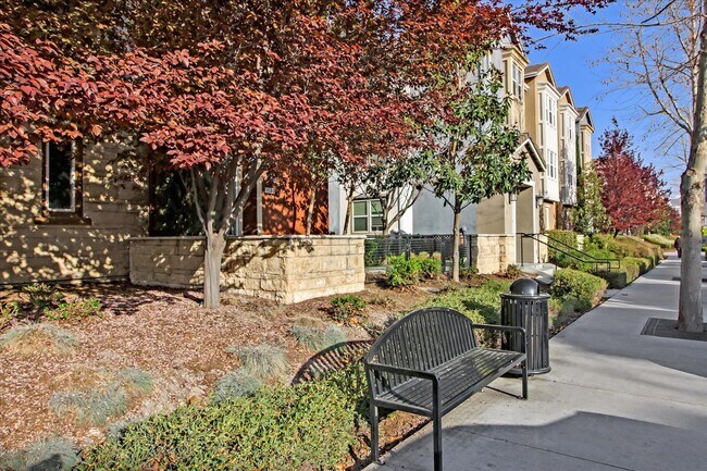 Building Photo - Rare find 3 bedrooms 3.5 bath Townhome for...