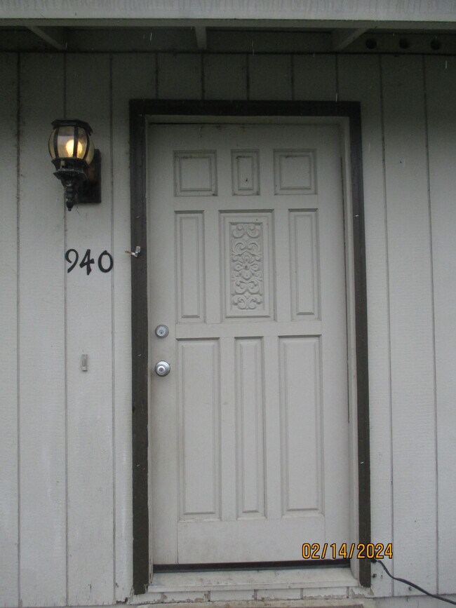 Building Photo - 940 SW Central Ave