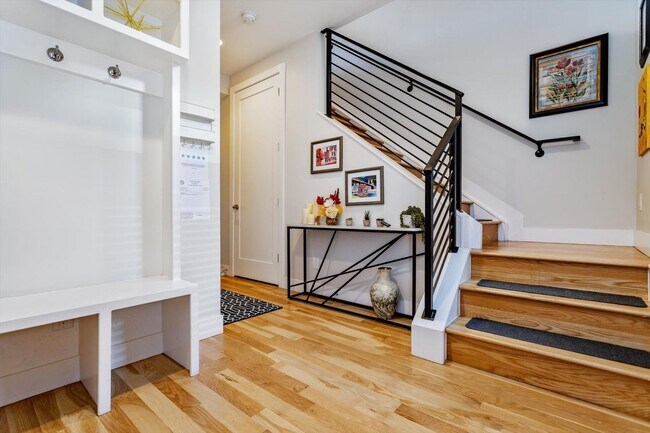 Foto del edificio - 4-Story Furnished 2BD, 2.5BA LoHi Townhome with Rooftop Deck