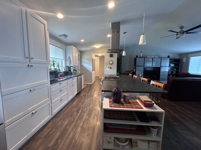 Foto del edificio - 3 Bedroom 2 Bath home in south Bellingham with a 2-car garage