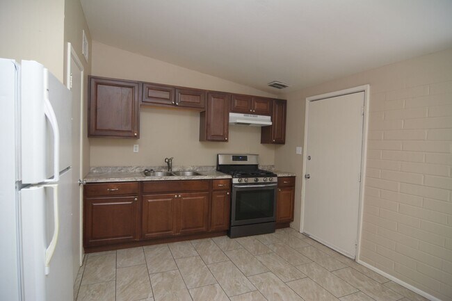 Building Photo - 1518 S Tucson Blvd