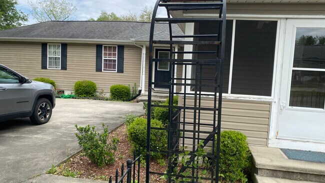 Building Photo - 1006 Burroughs St