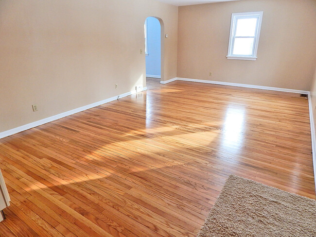 Living Room - 958 W Linden Ave