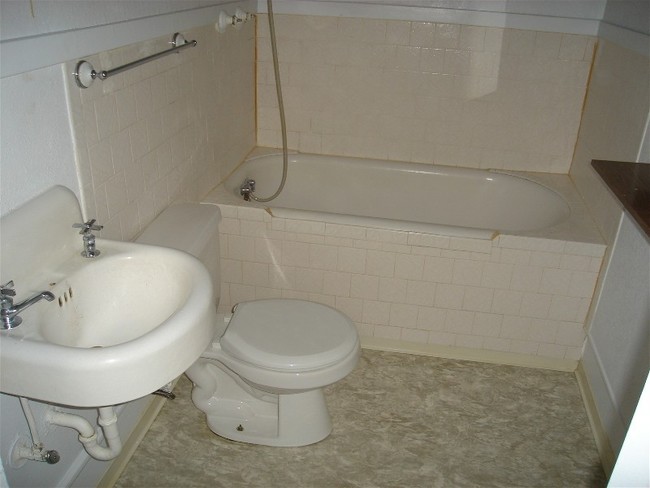 Bathroom - 524 High St