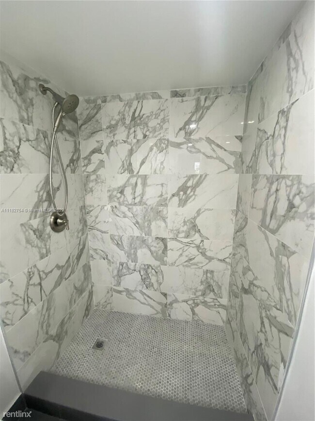 Foto del edificio - 2 br, 2 bath House - 901 Hillcrest Dr Apt 405