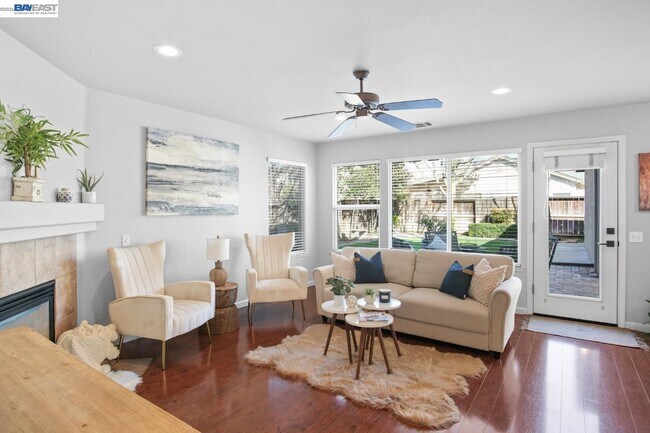 Building Photo - 2301 Mountain Springs Dr