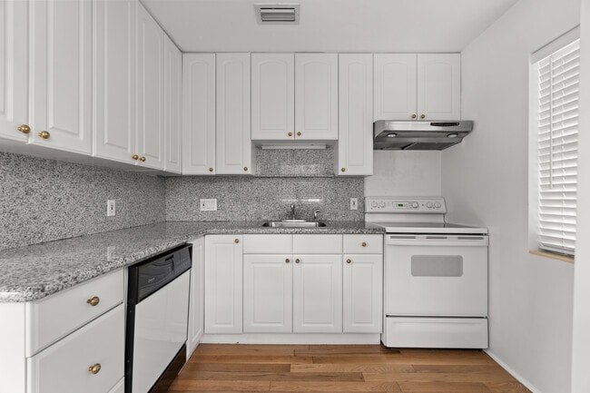 Building Photo - 223 Park Ave