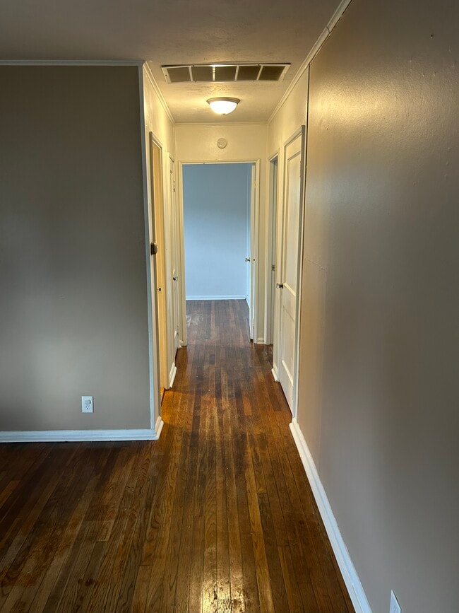 Building Photo - 806 Lonsvale Dr