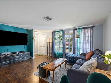 Foto del edificio - 18198 Garvin Ave